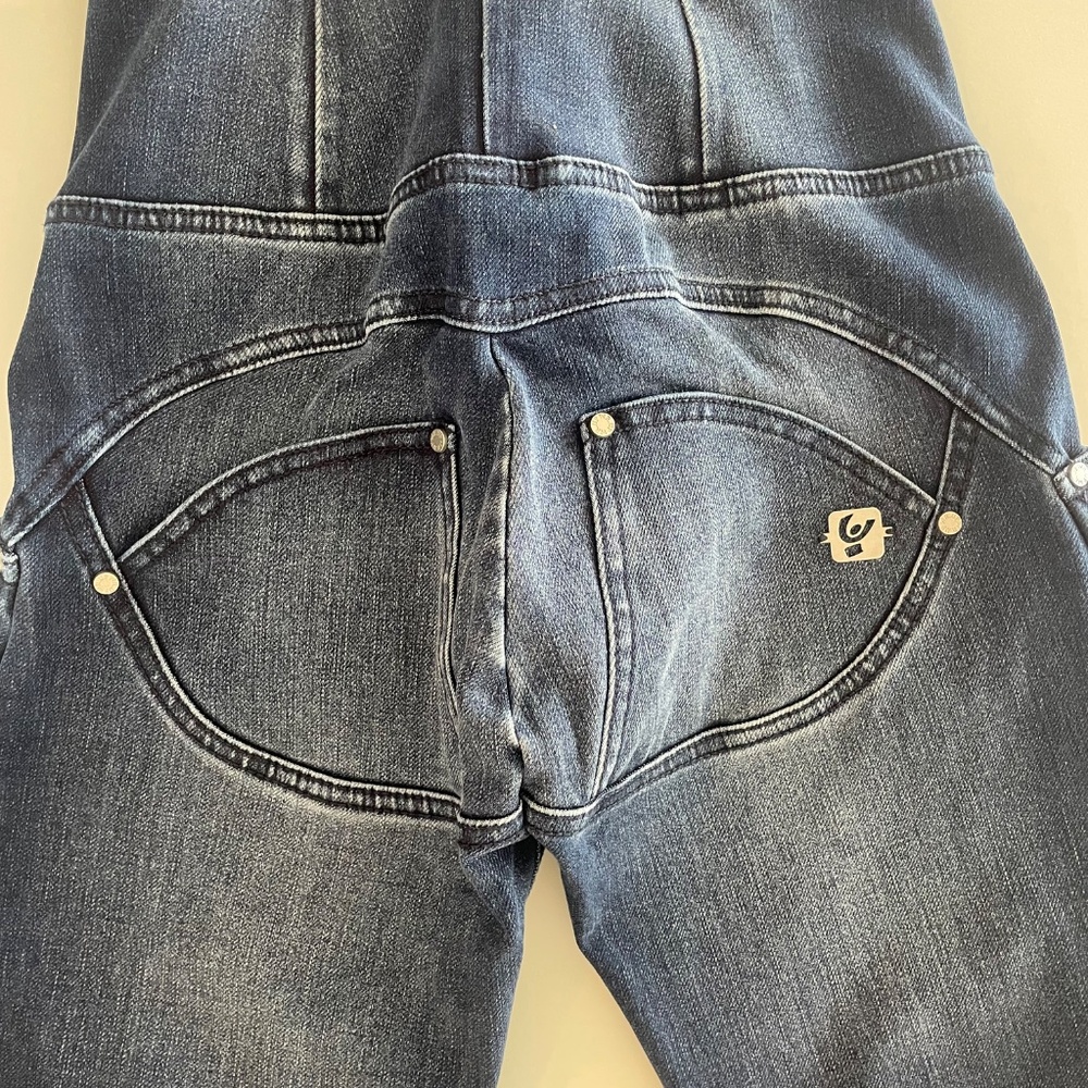Freddy High-Waist Ankle-Length Cropped Jeans in Dark Blue - Picture 3 of 4